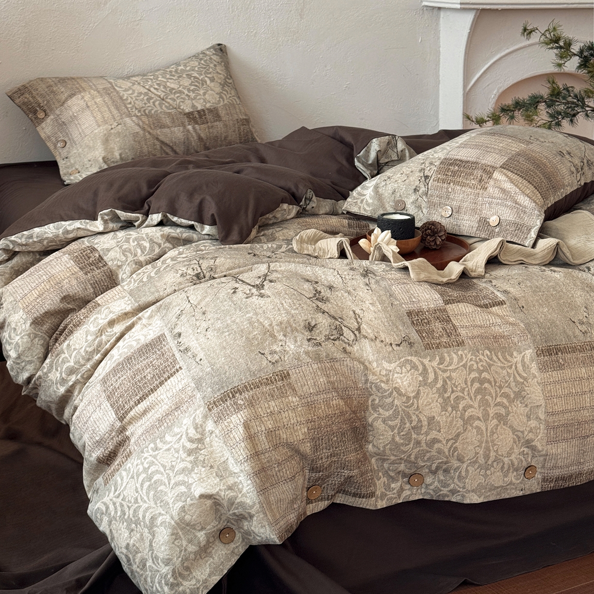 91家纺网 家纺一手货源 找家纺 淑女公社家纺 2026春夏新款竹节棉麻印花纽扣款套件四件套 凡尔赛的织梦