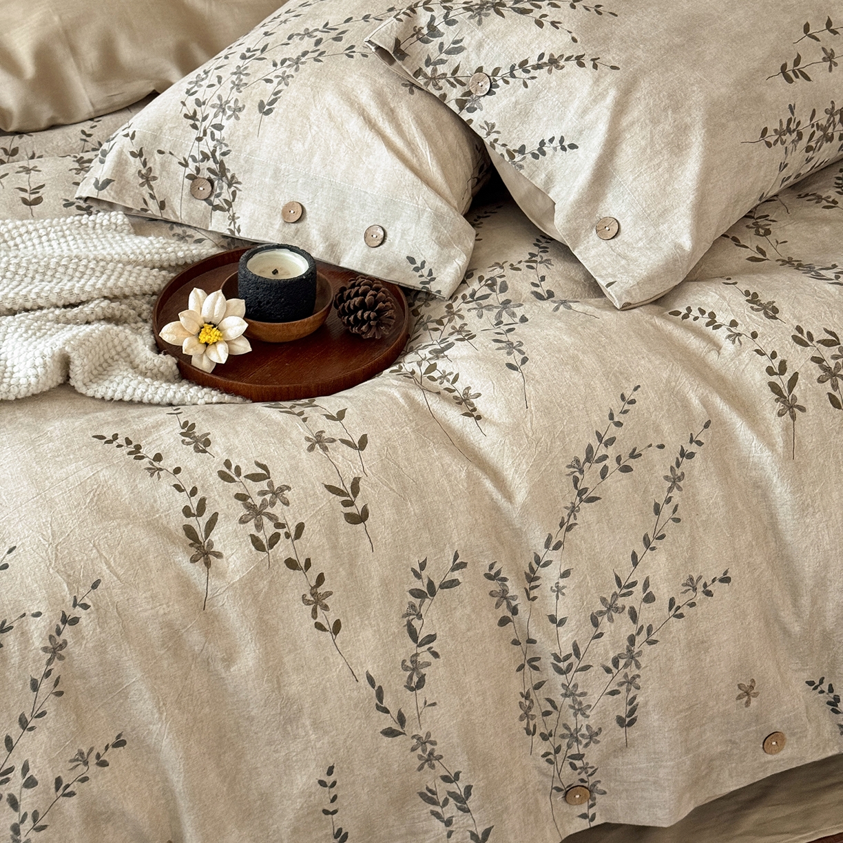 91家纺网 家纺一手货源 找家纺 淑女公社家纺 2026春夏新款竹节棉麻印花纽扣款套件四件套 普罗旺斯的野蔓