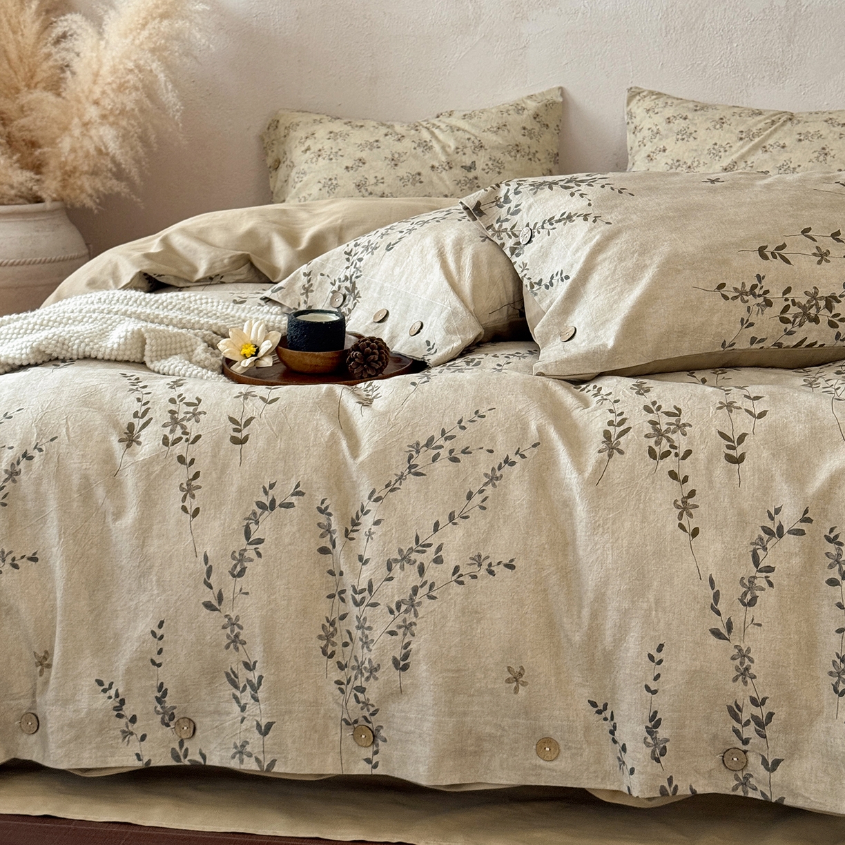 91家纺网 家纺一手货源 找家纺 淑女公社家纺 2026春夏新款竹节棉麻印花纽扣款套件四件套 普罗旺斯的野蔓