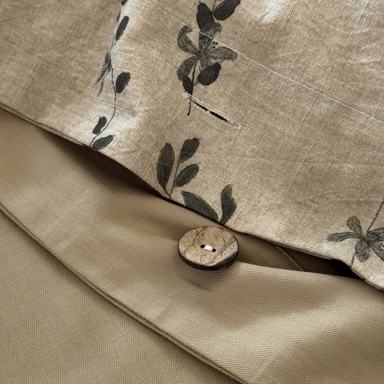 91家纺网 家纺一手货源 找家纺 淑女公社家纺 2026春夏新款竹节棉麻印花纽扣款套件四件套 普罗旺斯的野蔓