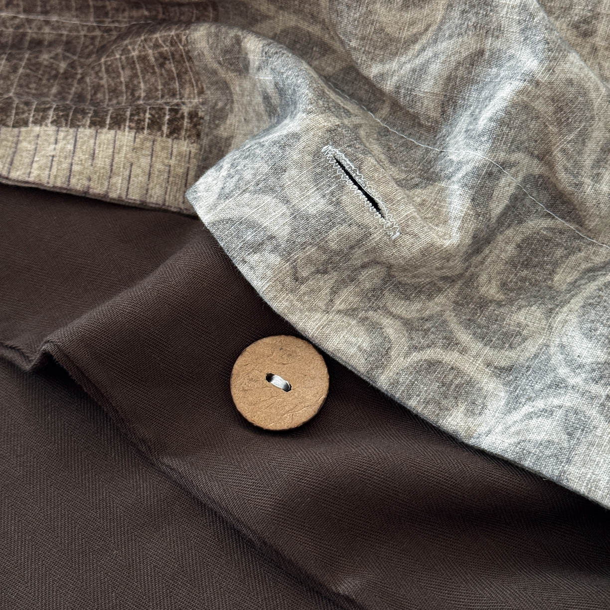 91家纺网 家纺一手货源 找家纺 淑女公社家纺 2026春夏新款竹节棉麻印花纽扣款套件四件套 凡尔赛的织梦