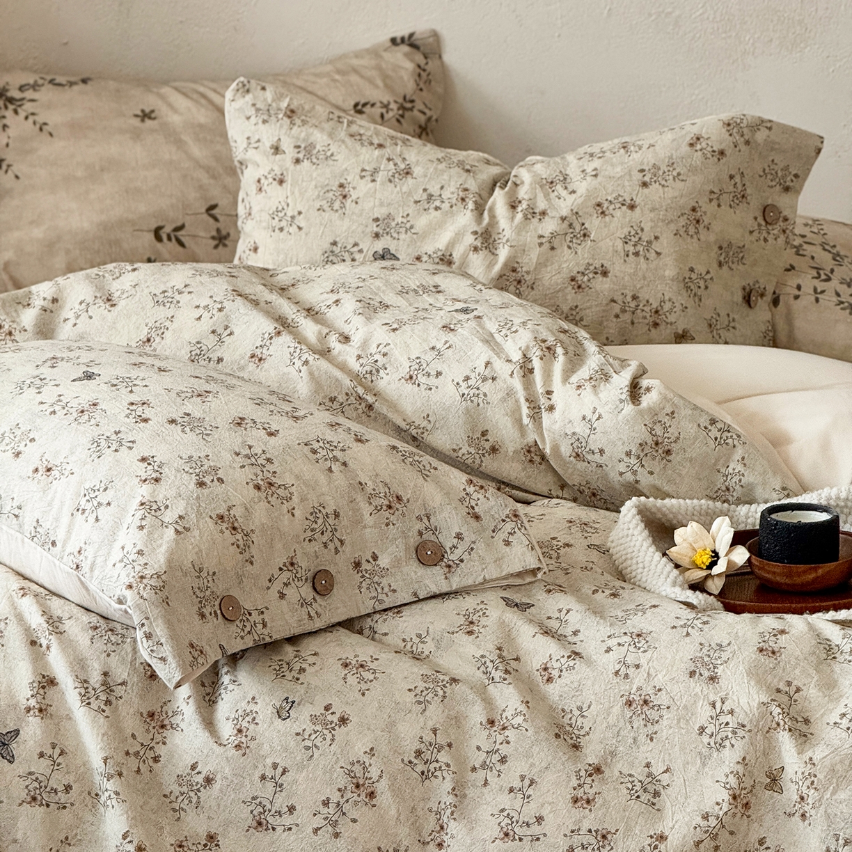 91家纺网 家纺一手货源 找家纺 淑女公社家纺 2026春夏新款竹节棉麻印花纽扣款套件四件套 诺曼底的蝶与花