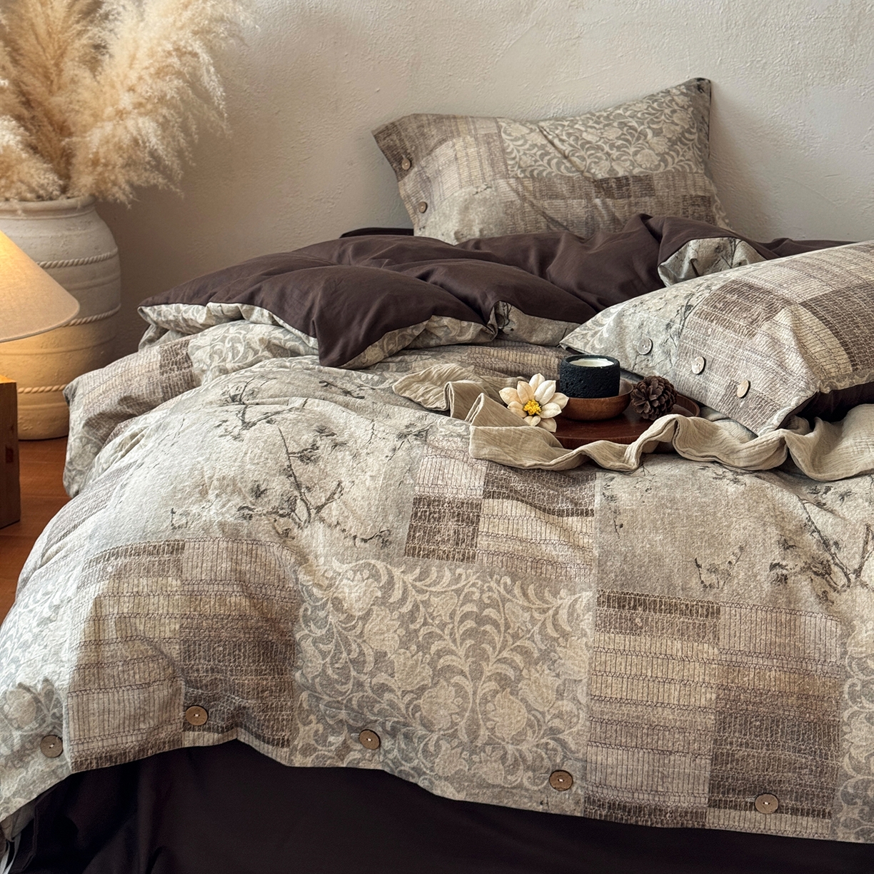 91家纺网 家纺一手货源 找家纺 淑女公社家纺 2026春夏新款竹节棉麻印花纽扣款套件四件套 凡尔赛的织梦