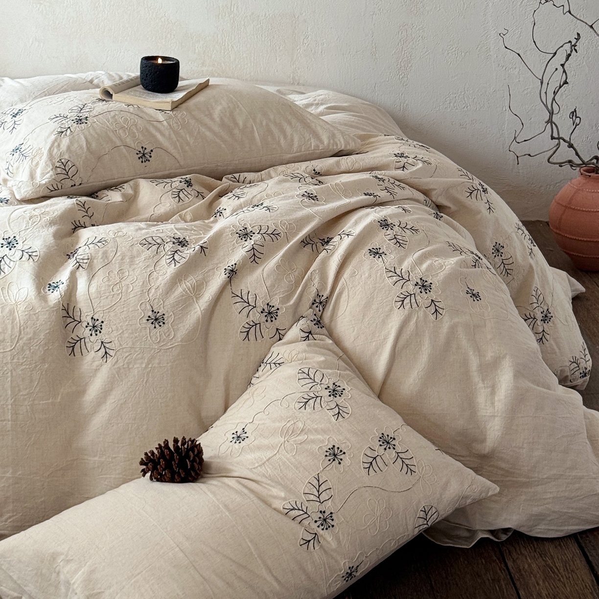 91家纺网 家纺一手货源 找家纺 淑女公社家纺 2026春夏新款竹节棉麻特种绣花四件套 蓝缕花笺