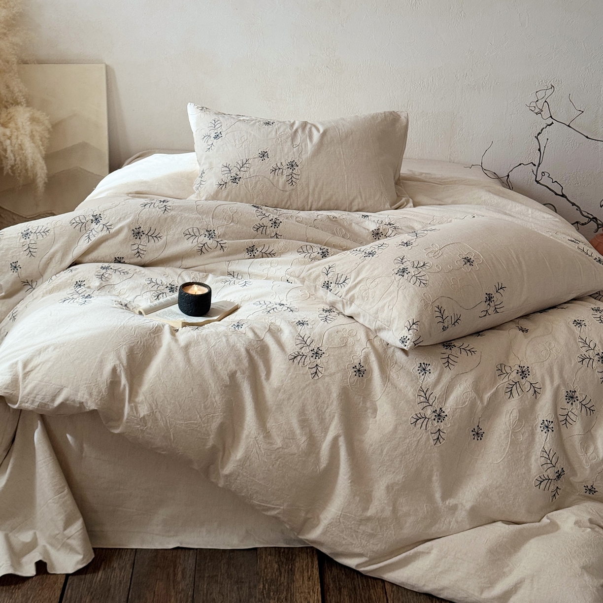 91家纺网 家纺一手货源 找家纺 淑女公社家纺 2026春夏新款竹节棉麻特种绣花四件套 蓝缕花笺