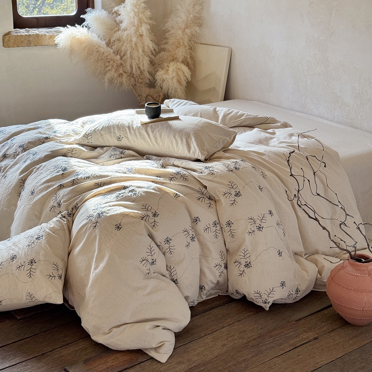 91家纺网 家纺一手货源 找家纺 淑女公社家纺 2026春夏新款竹节棉麻特种绣花四件套 蓝缕花笺