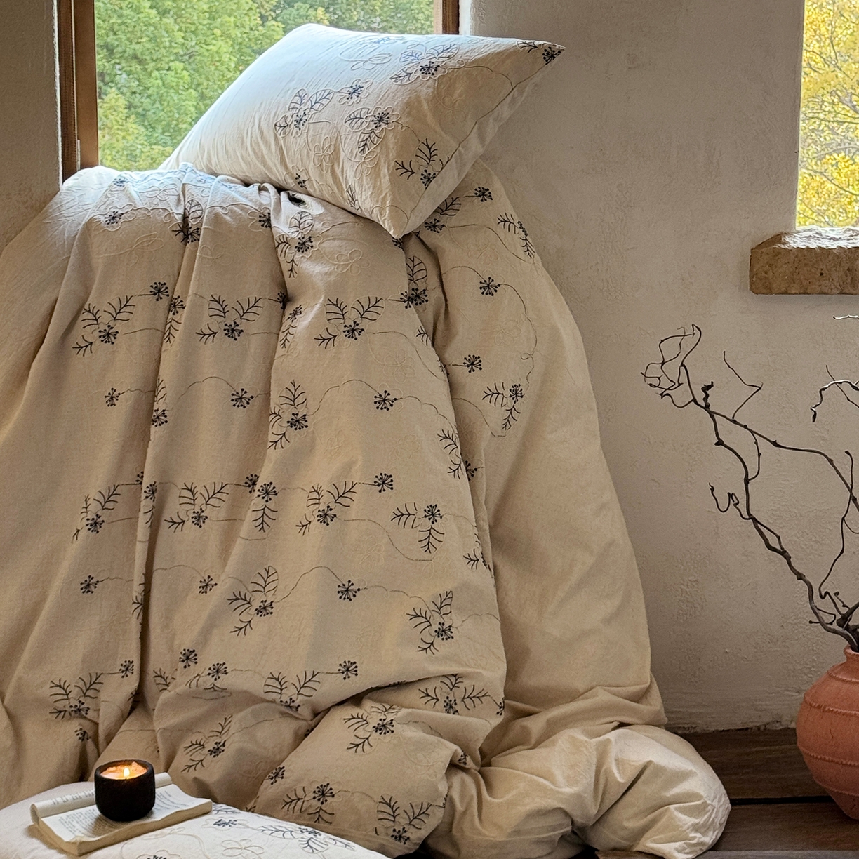 91家纺网 家纺一手货源 找家纺 淑女公社家纺 2026春夏新款竹节棉麻特种绣花四件套 蓝缕花笺