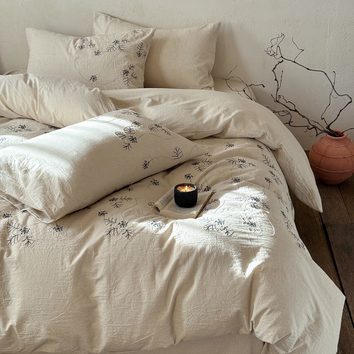 91家纺网 家纺一手货源 找家纺 淑女公社家纺 2026春夏新款竹节棉麻特种绣花四件套 蓝缕花笺