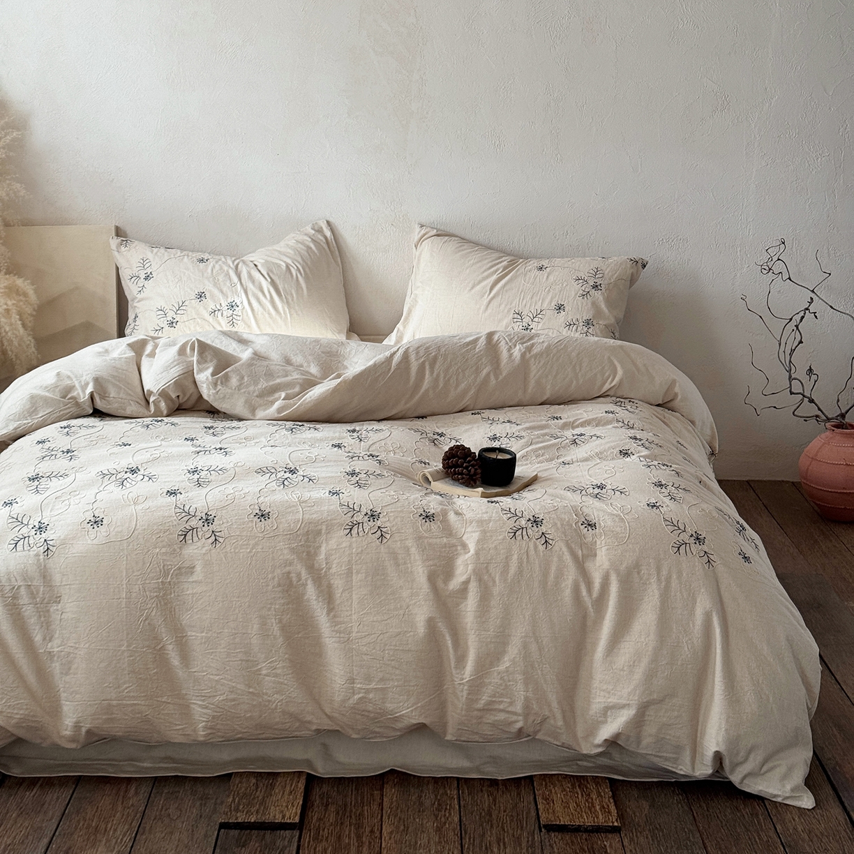 91家纺网 家纺一手货源 找家纺 淑女公社家纺 2026春夏新款竹节棉麻特种绣花四件套 蓝缕花笺