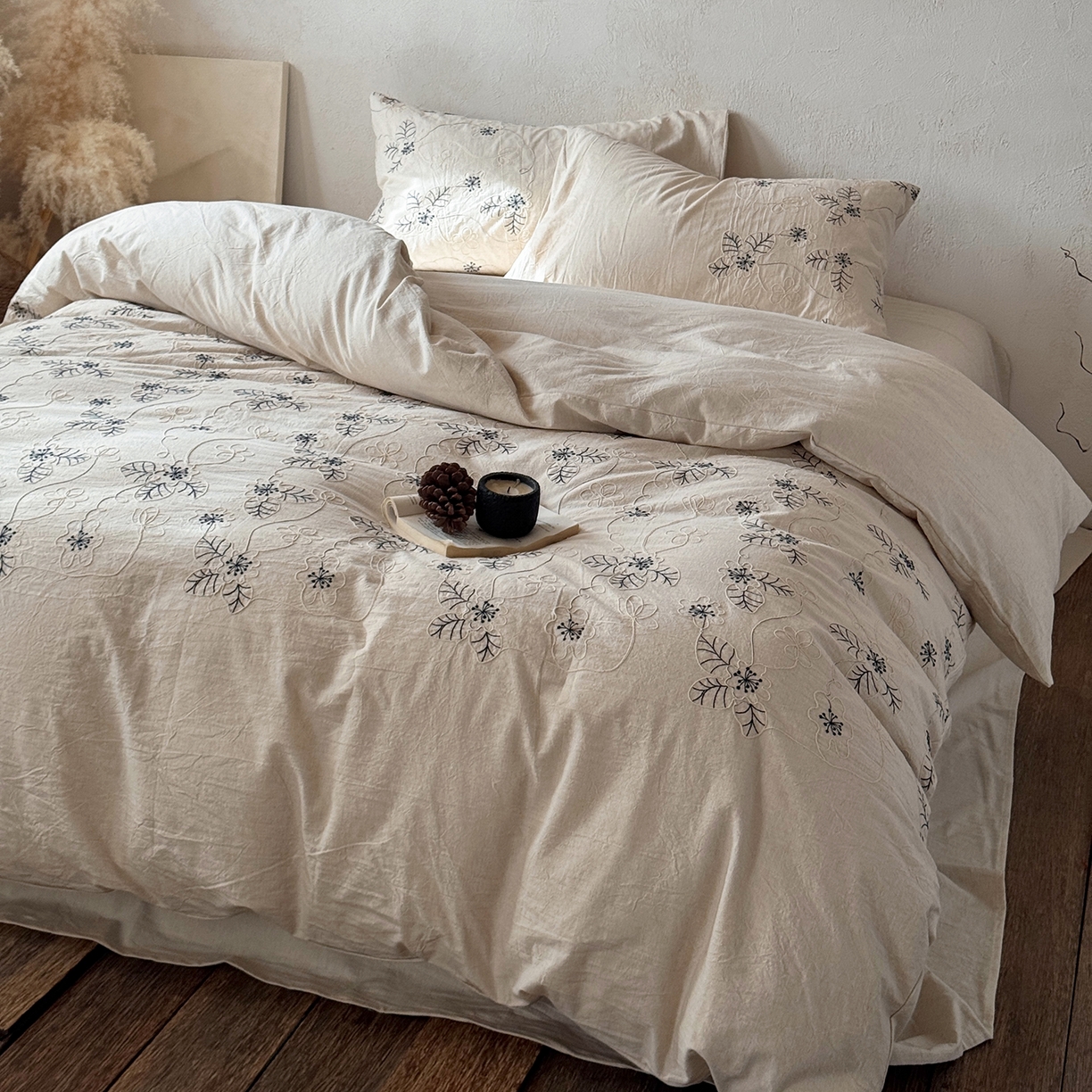 91家纺网 家纺一手货源 找家纺 淑女公社家纺 2026春夏新款竹节棉麻特种绣花四件套 蓝缕花笺