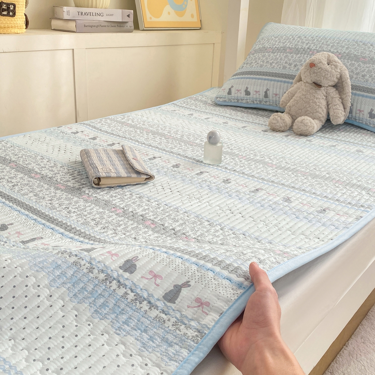 91家纺网 家纺一手货源 找家纺 康纳利 2026新款全棉床盖学生夹棉薄款床盖宿舍上下铺床垫三件套四季通用 波点兔