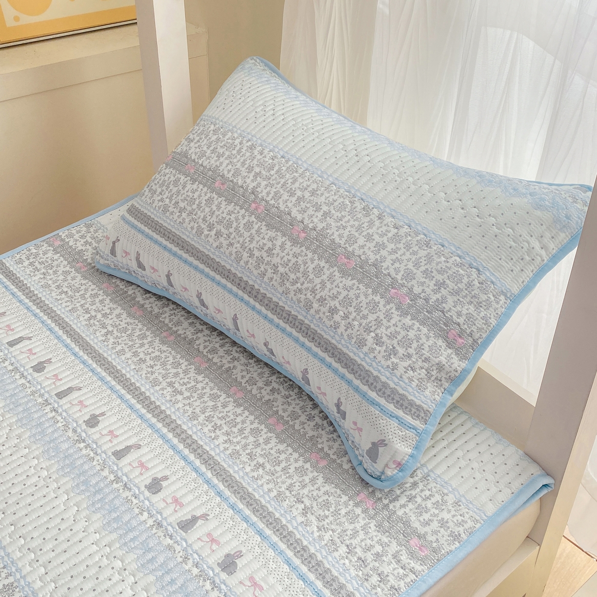 91家纺网 家纺一手货源 找家纺 康纳利 2026新款全棉床盖学生夹棉薄款床盖宿舍上下铺床垫三件套四季通用 波点兔