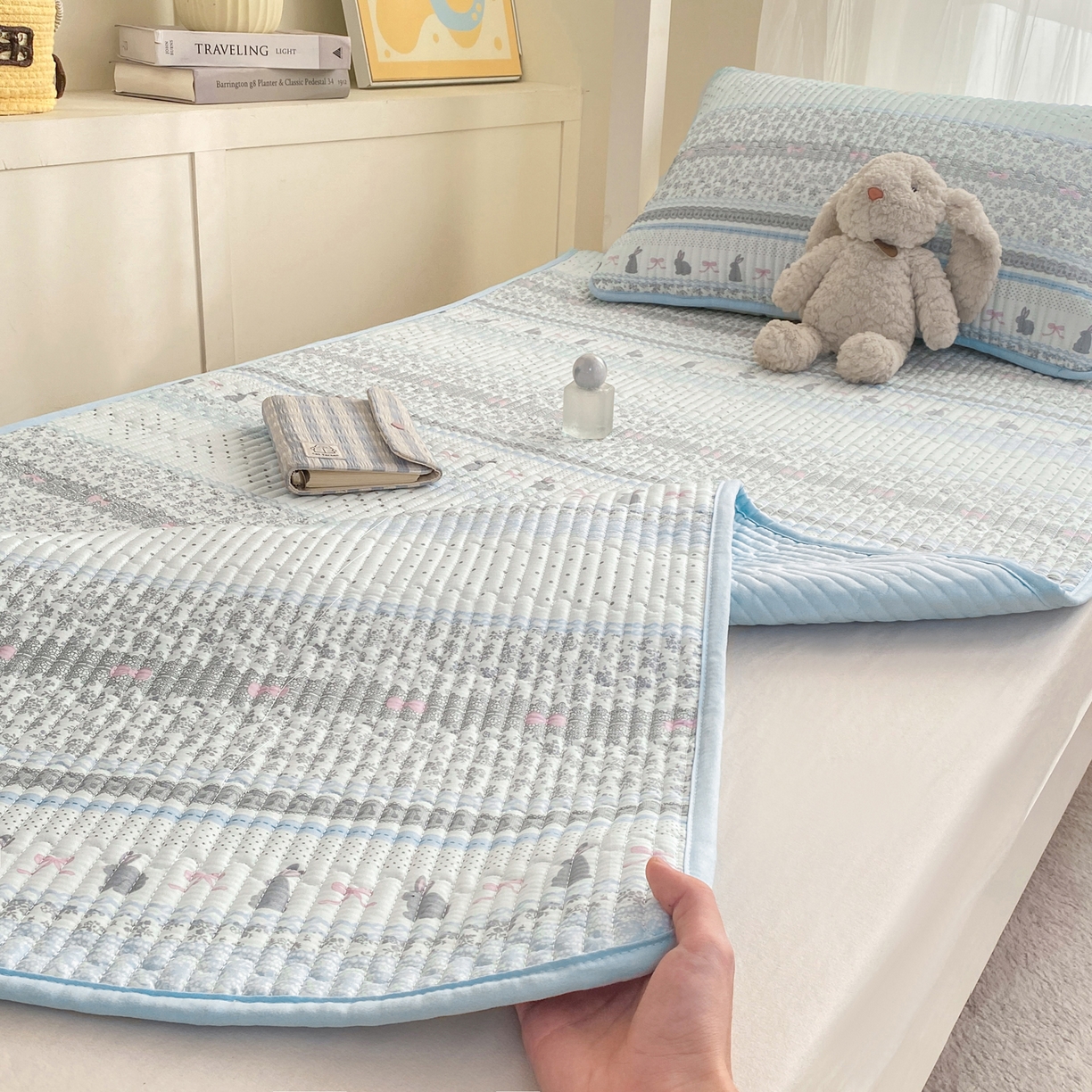 91家纺网 家纺一手货源 找家纺 康纳利 2026新款全棉床盖学生夹棉薄款床盖宿舍上下铺床垫三件套四季通用 波点兔