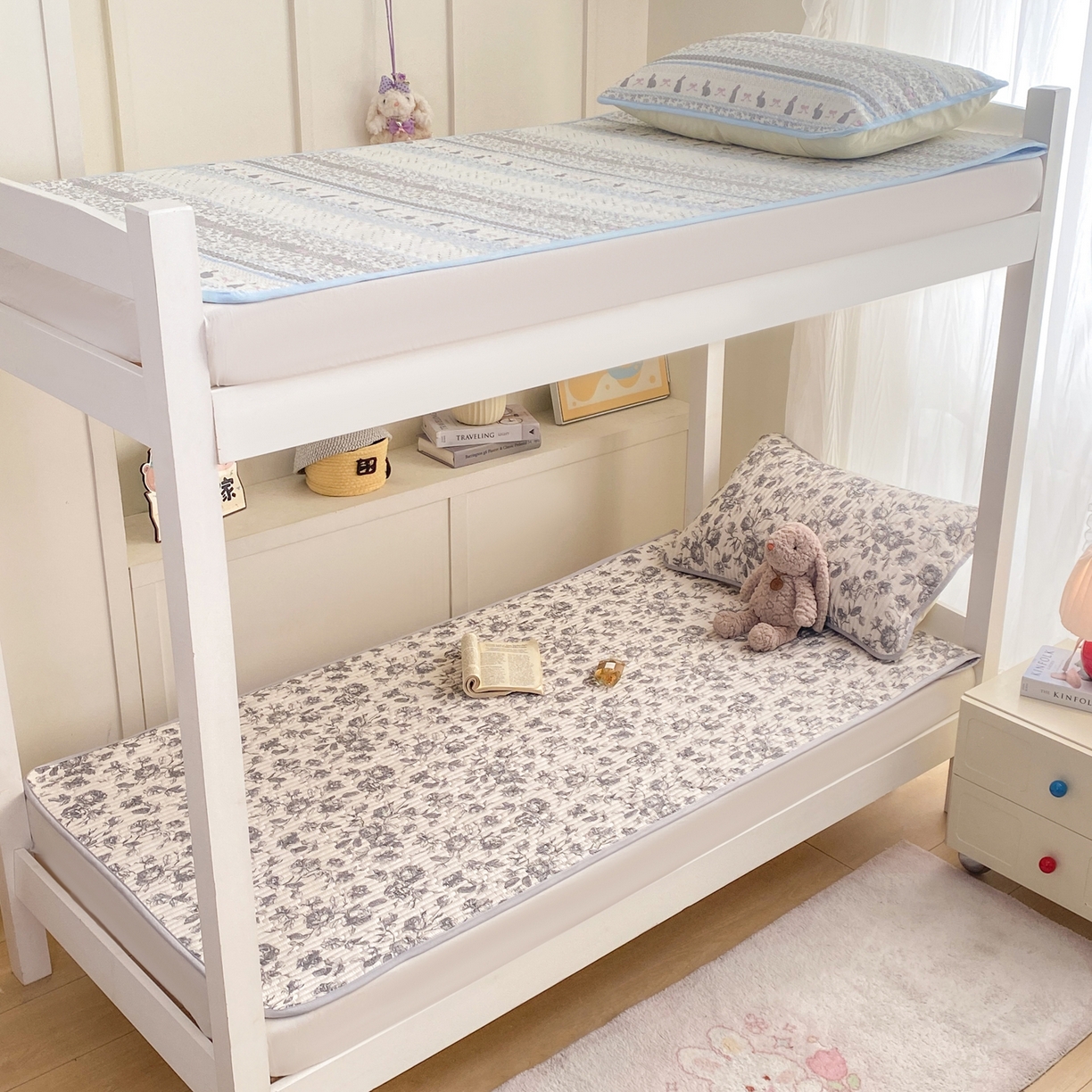 91家纺网 家纺一手货源 找家纺 康纳利 2026新款全棉床盖学生夹棉薄款床盖宿舍上下铺床垫三件套四季通用 春天里