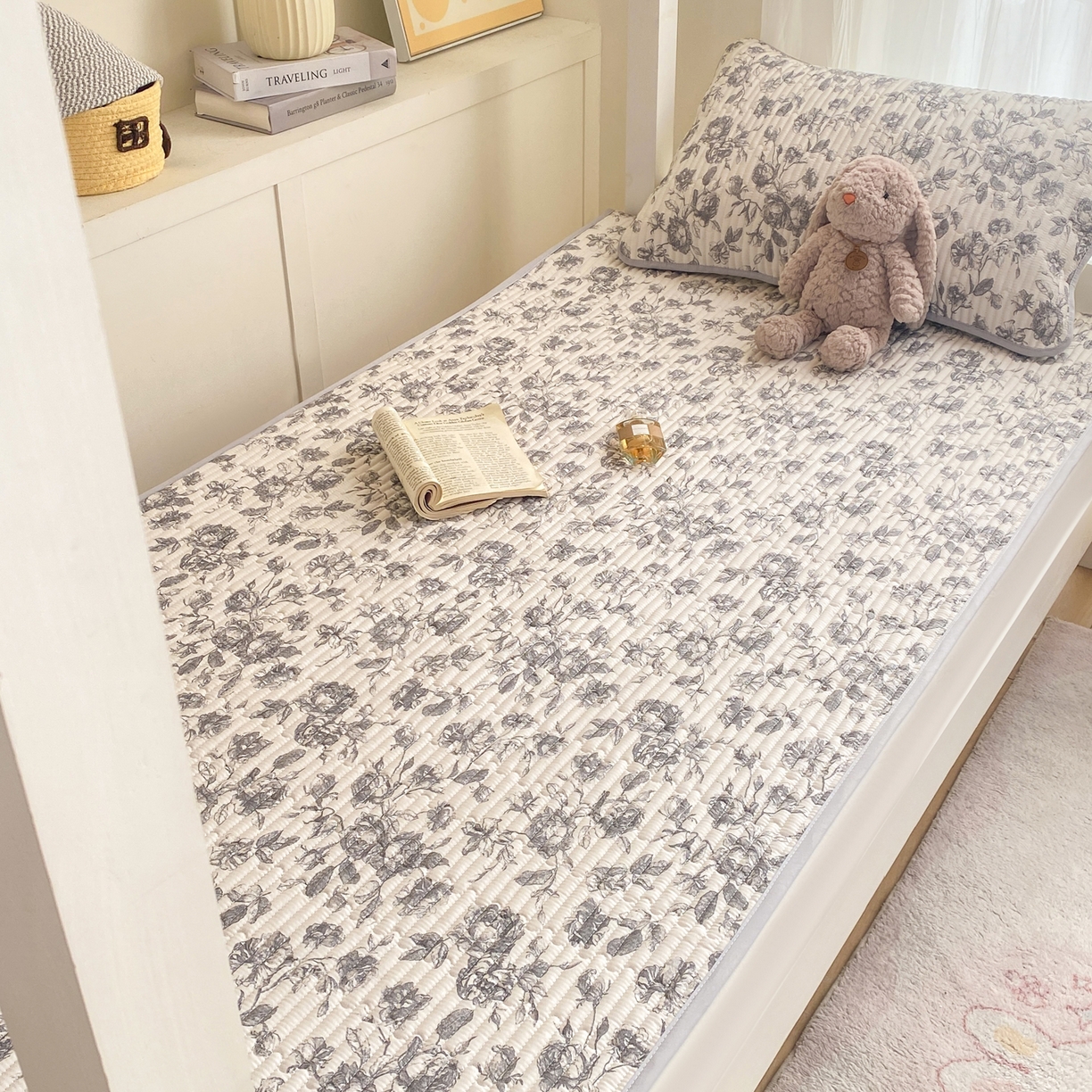 91家纺网 家纺一手货源 找家纺 康纳利 2026新款全棉床盖学生夹棉薄款床盖宿舍上下铺床垫三件套四季通用 春天里