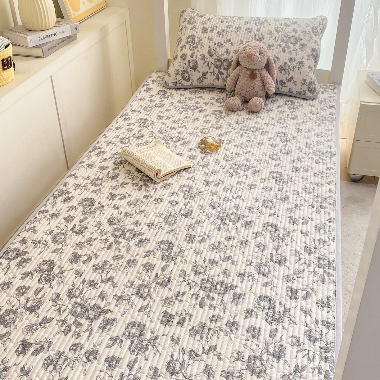 91家纺网 家纺一手货源 找家纺 康纳利 2026新款全棉床盖学生夹棉薄款床盖宿舍上下铺床垫三件套四季通用 春天里