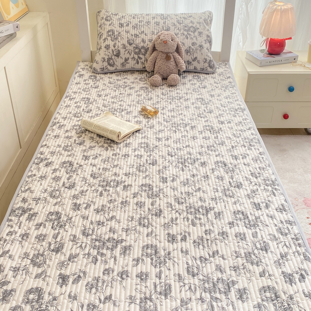 91家纺网 家纺一手货源 找家纺 康纳利 2026新款全棉床盖学生夹棉薄款床盖宿舍上下铺床垫三件套四季通用 春天里