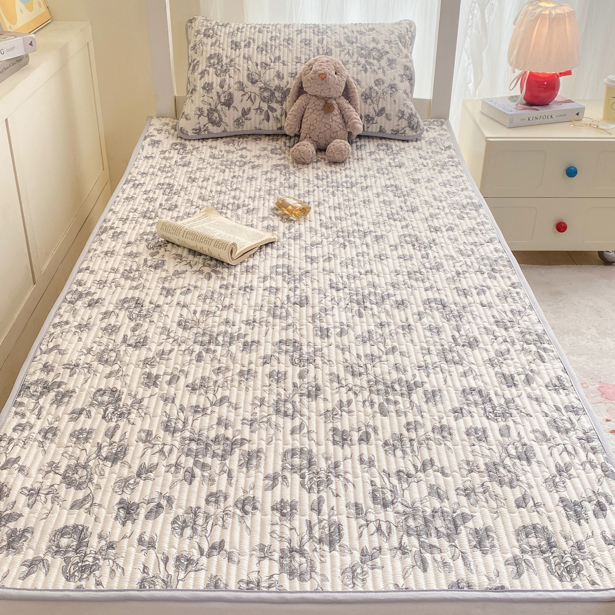 91家纺网 家纺一手货源 找家纺 康纳利 2026新款全棉床盖学生夹棉薄款床盖宿舍上下铺床垫三件套四季通用 春天里