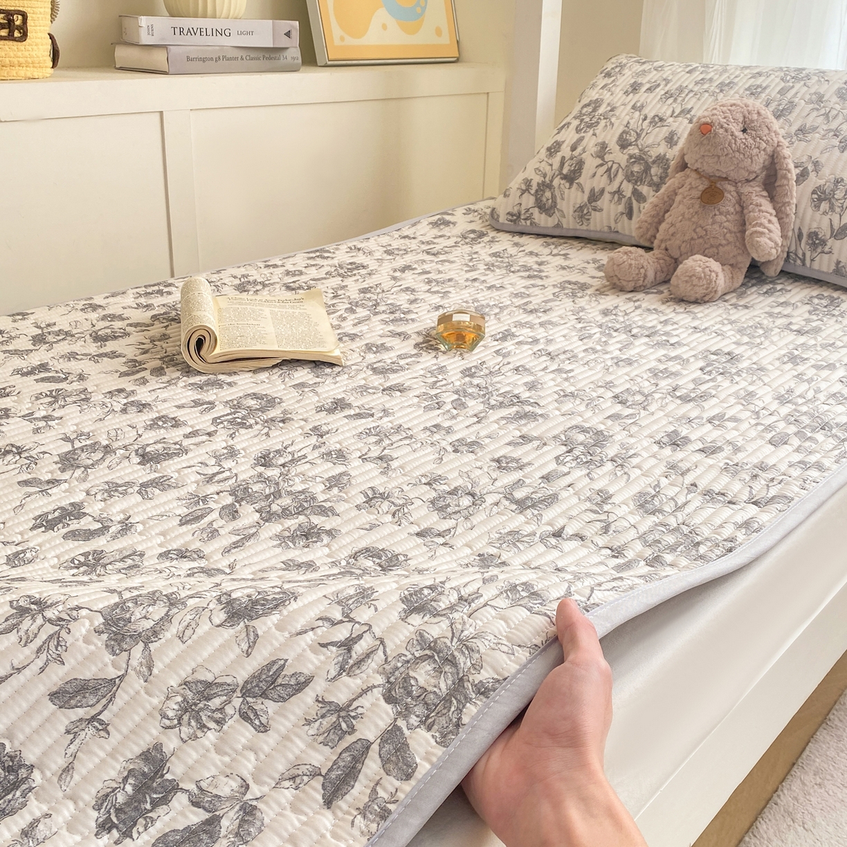 91家纺网 家纺一手货源 找家纺 康纳利 2026新款全棉床盖学生夹棉薄款床盖宿舍上下铺床垫三件套四季通用 春天里