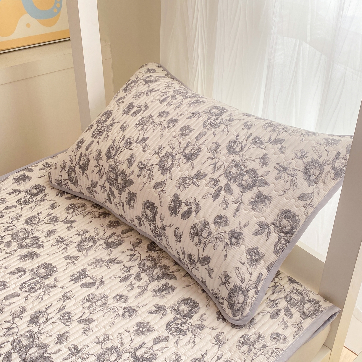 91家纺网 家纺一手货源 找家纺 康纳利 2026新款全棉床盖学生夹棉薄款床盖宿舍上下铺床垫三件套四季通用 春天里