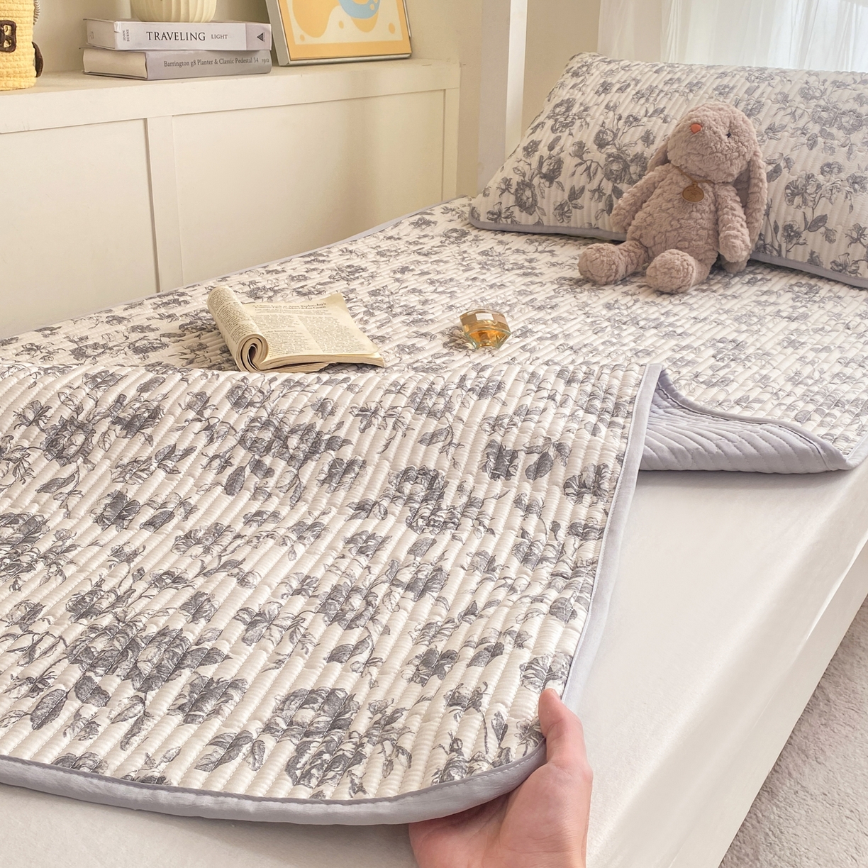 91家纺网 家纺一手货源 找家纺 康纳利 2026新款全棉床盖学生夹棉薄款床盖宿舍上下铺床垫三件套四季通用 春天里