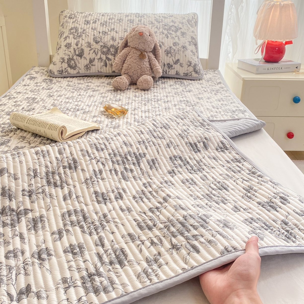 91家纺网 家纺一手货源 找家纺 康纳利 2026新款全棉床盖学生夹棉薄款床盖宿舍上下铺床垫三件套四季通用 春天里