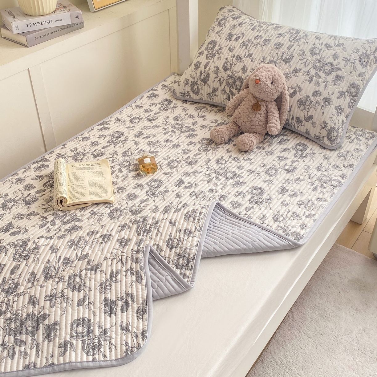 91家纺网 家纺一手货源 找家纺 康纳利 2026新款全棉床盖学生夹棉薄款床盖宿舍上下铺床垫三件套四季通用 春天里