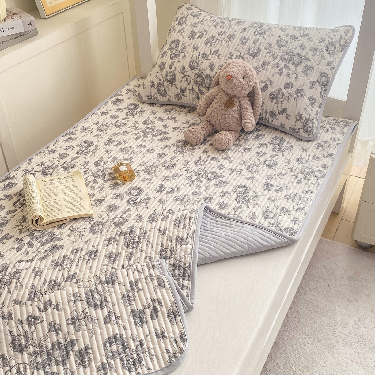 91家纺网 家纺一手货源 找家纺 康纳利 2026新款全棉床盖学生夹棉薄款床盖宿舍上下铺床垫三件套四季通用 春天里