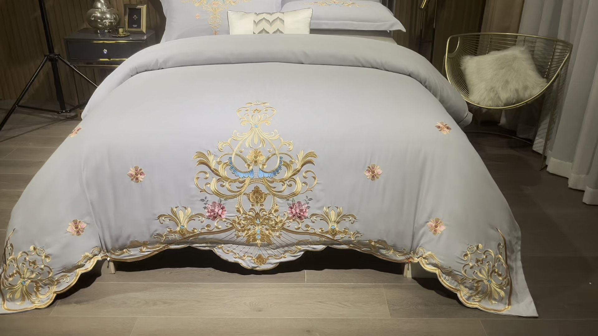 91家纺网 家纺一手货源 找家纺 慕她家纺 2026年磨毛亲肤棉婚庆四件套大红色刺绣结床上用品 盛世庄园 经典灰