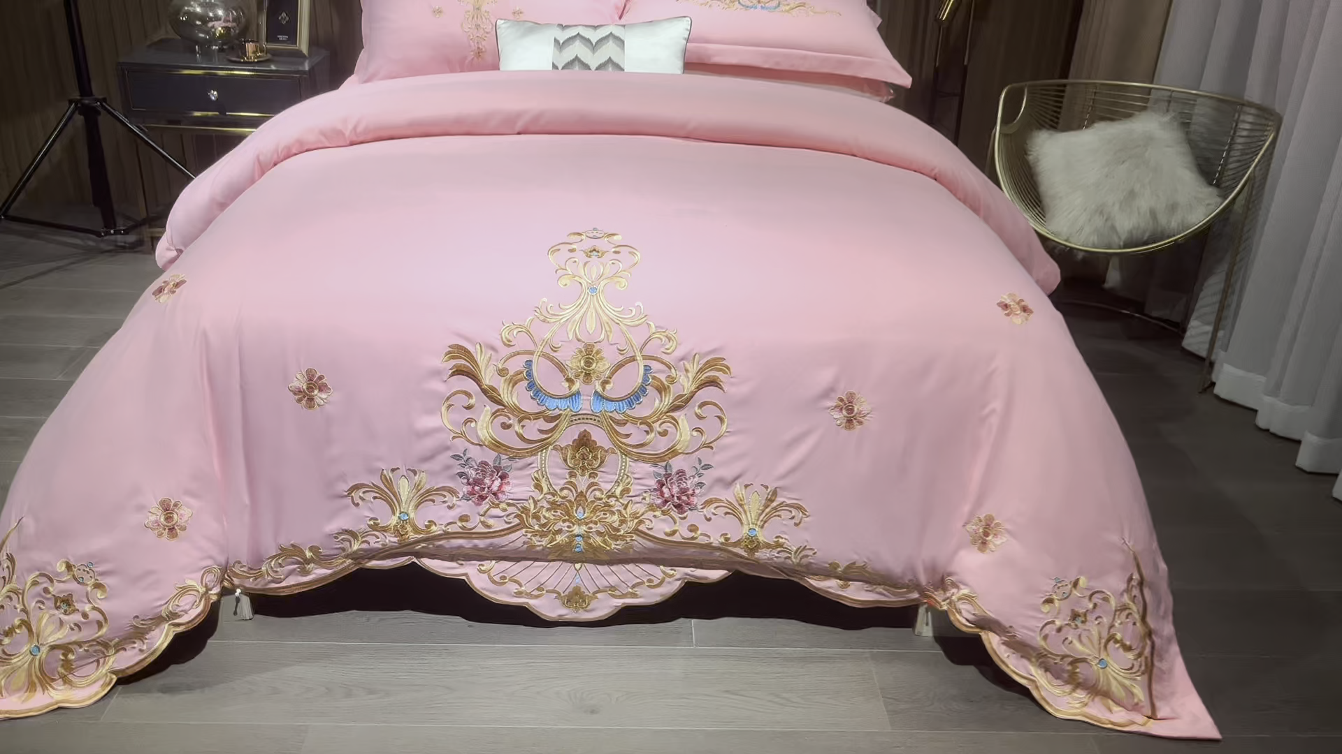 91家纺网 家纺一手货源 找家纺 慕她家纺 2026年磨毛亲肤棉婚庆四件套大红色刺绣结床上用品 盛世庄园 浪漫玉