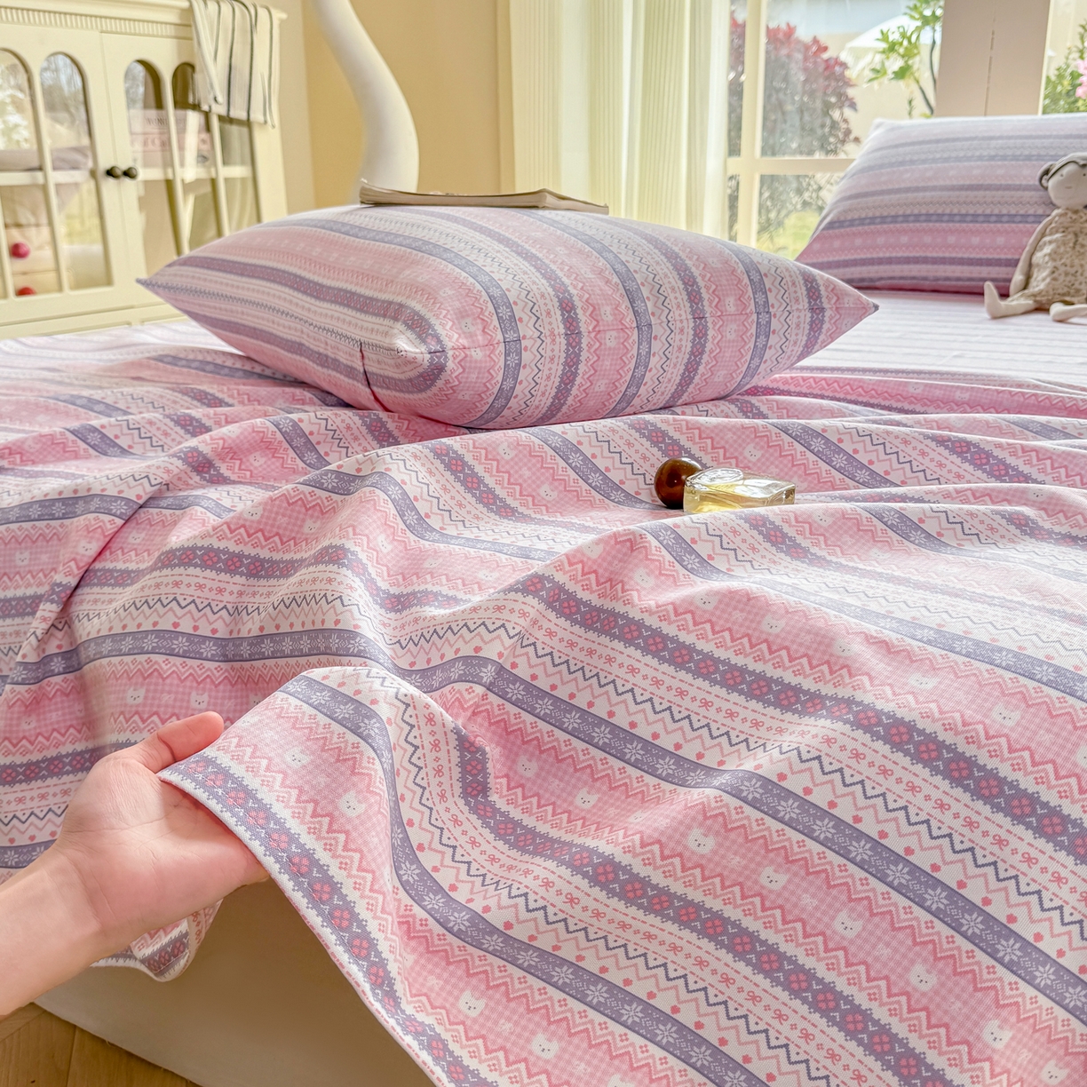 91家纺网 家纺一手货源 找家纺 康纳利 2026新款原棉老粗布透气印花床单 格韵-粉