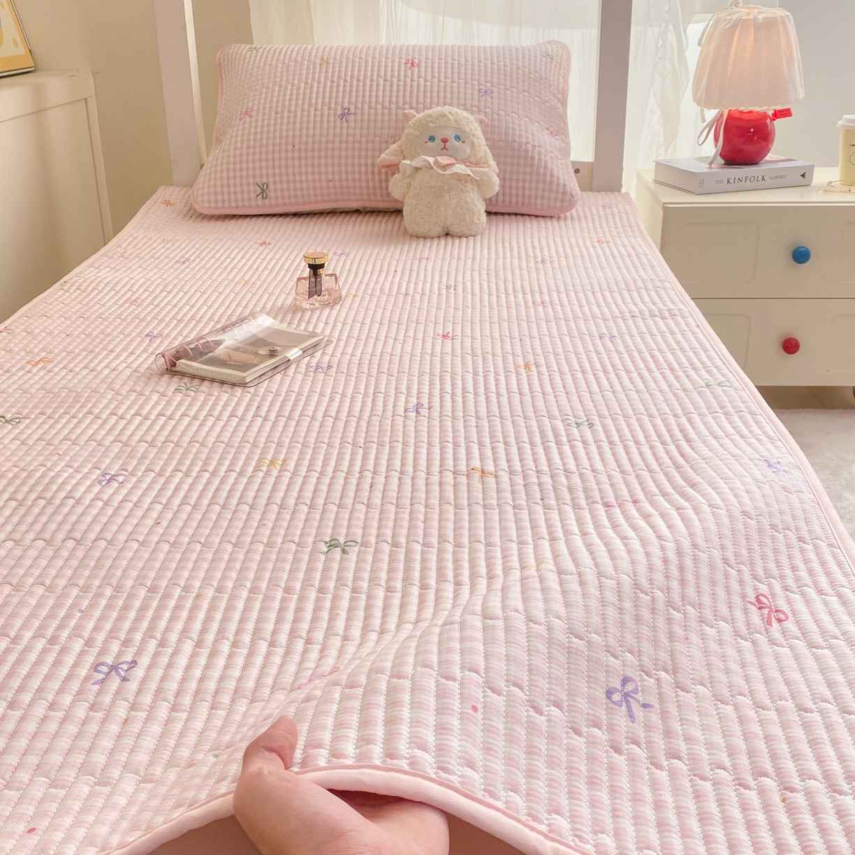 康纳利 2026新款全棉床盖学生夹棉薄款床盖宿舍上下铺床垫三件套四季通用 蝴蝶结粉