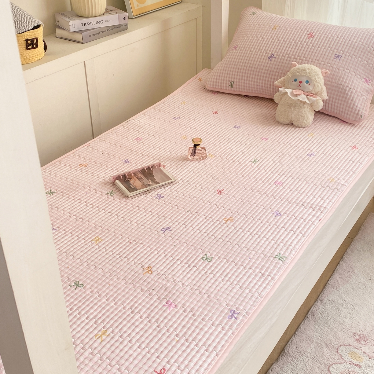 91家纺网 家纺一手货源 找家纺 康纳利 2026新款全棉床盖学生夹棉薄款床盖宿舍上下铺床垫三件套四季通用 蝴蝶结粉