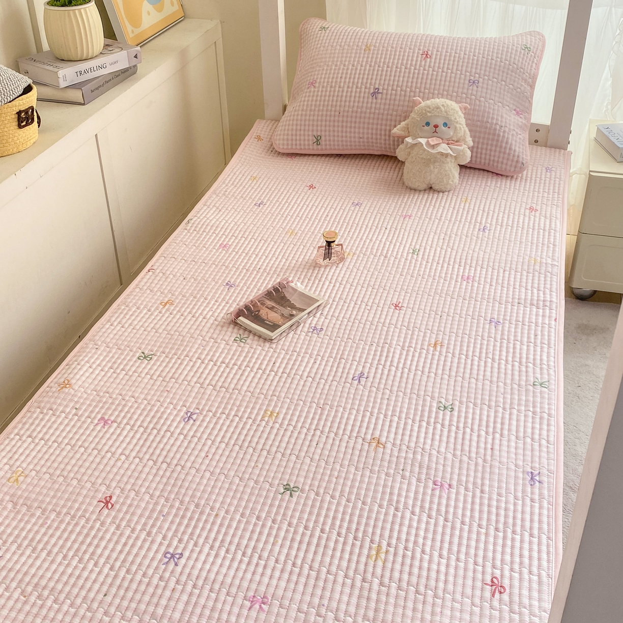 91家纺网 家纺一手货源 找家纺 康纳利 2026新款全棉床盖学生夹棉薄款床盖宿舍上下铺床垫三件套四季通用 蝴蝶结粉