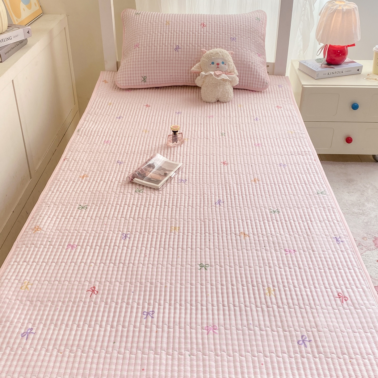 91家纺网 家纺一手货源 找家纺 康纳利 2026新款全棉床盖学生夹棉薄款床盖宿舍上下铺床垫三件套四季通用 蝴蝶结粉