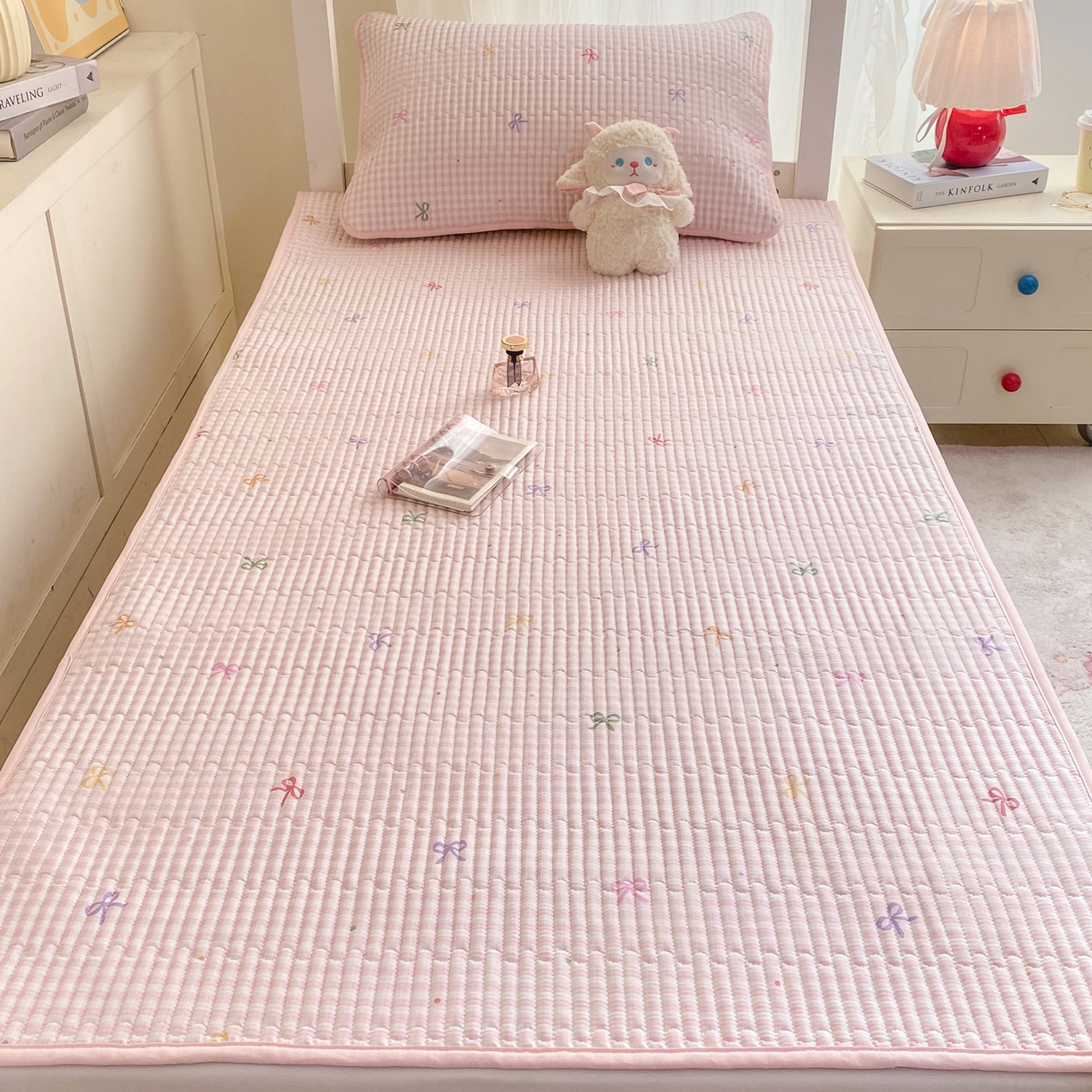 91家纺网 家纺一手货源 找家纺 康纳利 2026新款全棉床盖学生夹棉薄款床盖宿舍上下铺床垫三件套四季通用 蝴蝶结粉