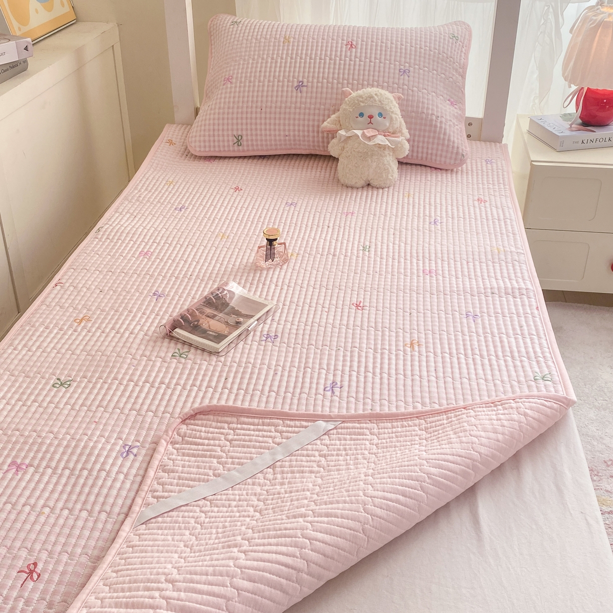 91家纺网 家纺一手货源 找家纺 康纳利 2026新款全棉床盖学生夹棉薄款床盖宿舍上下铺床垫三件套四季通用 蝴蝶结粉