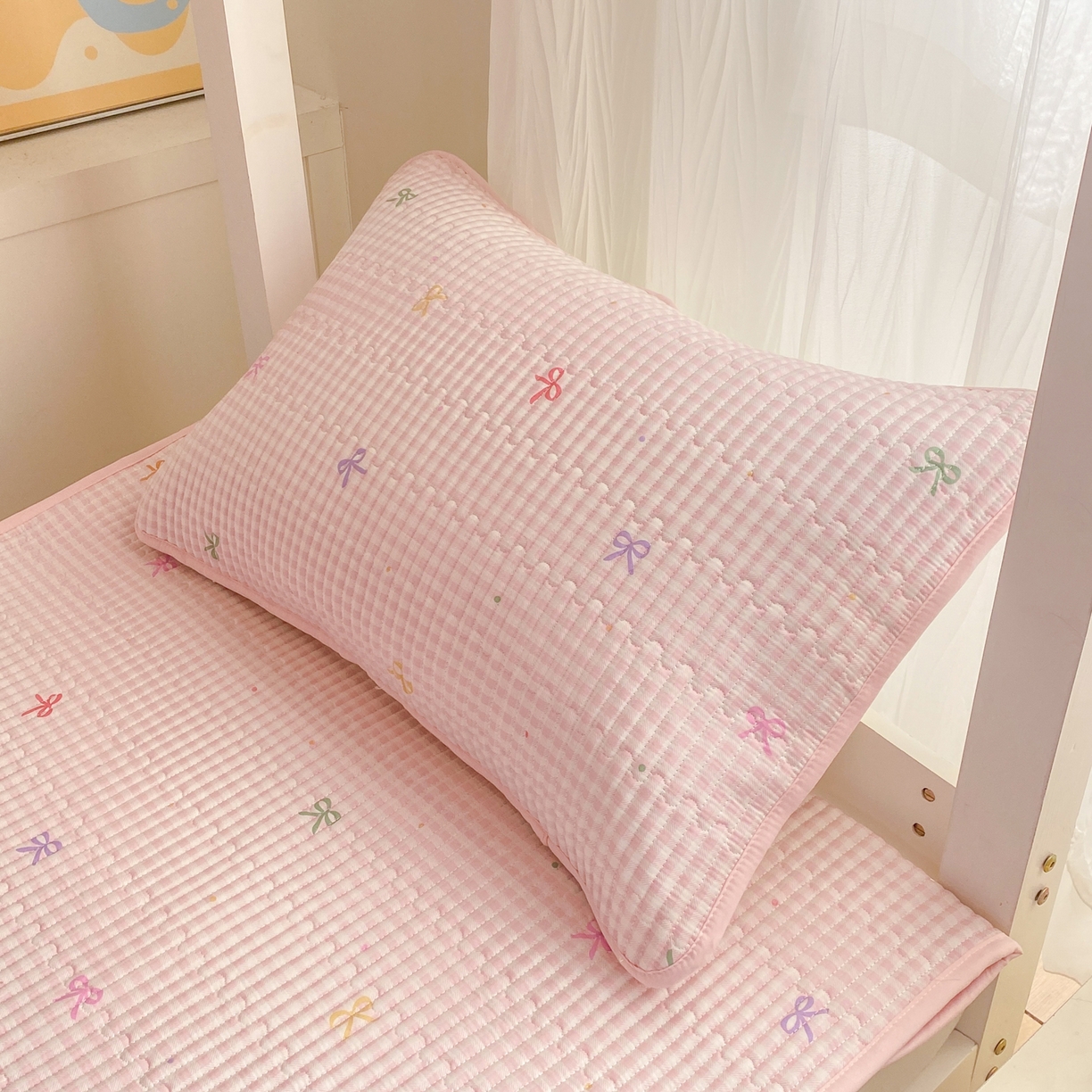 91家纺网 家纺一手货源 找家纺 康纳利 2026新款全棉床盖学生夹棉薄款床盖宿舍上下铺床垫三件套四季通用 蝴蝶结粉