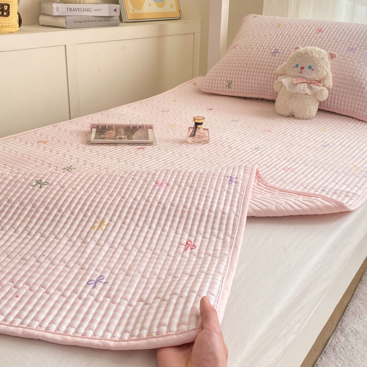 91家纺网 家纺一手货源 找家纺 康纳利 2026新款全棉床盖学生夹棉薄款床盖宿舍上下铺床垫三件套四季通用 蝴蝶结粉