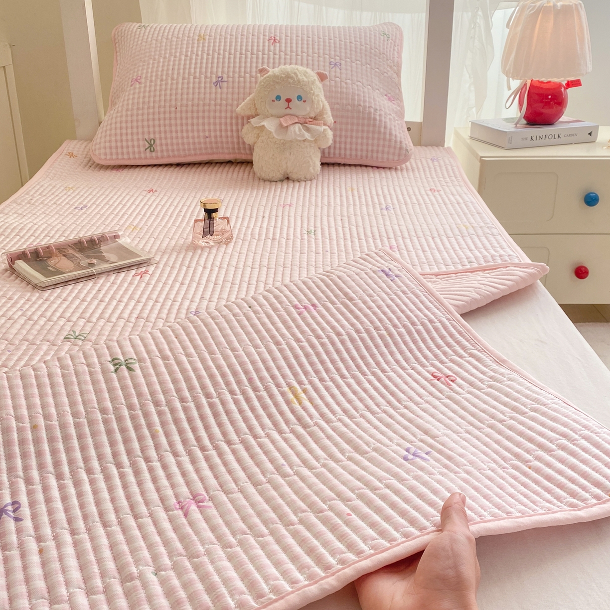 91家纺网 家纺一手货源 找家纺 康纳利 2026新款全棉床盖学生夹棉薄款床盖宿舍上下铺床垫三件套四季通用 蝴蝶结粉