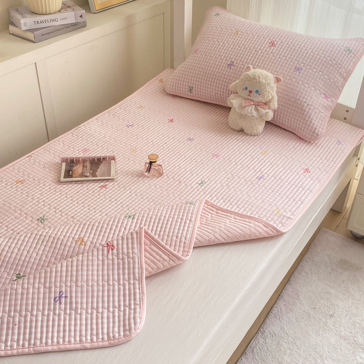 91家纺网 家纺一手货源 找家纺 康纳利 2026新款全棉床盖学生夹棉薄款床盖宿舍上下铺床垫三件套四季通用 蝴蝶结粉