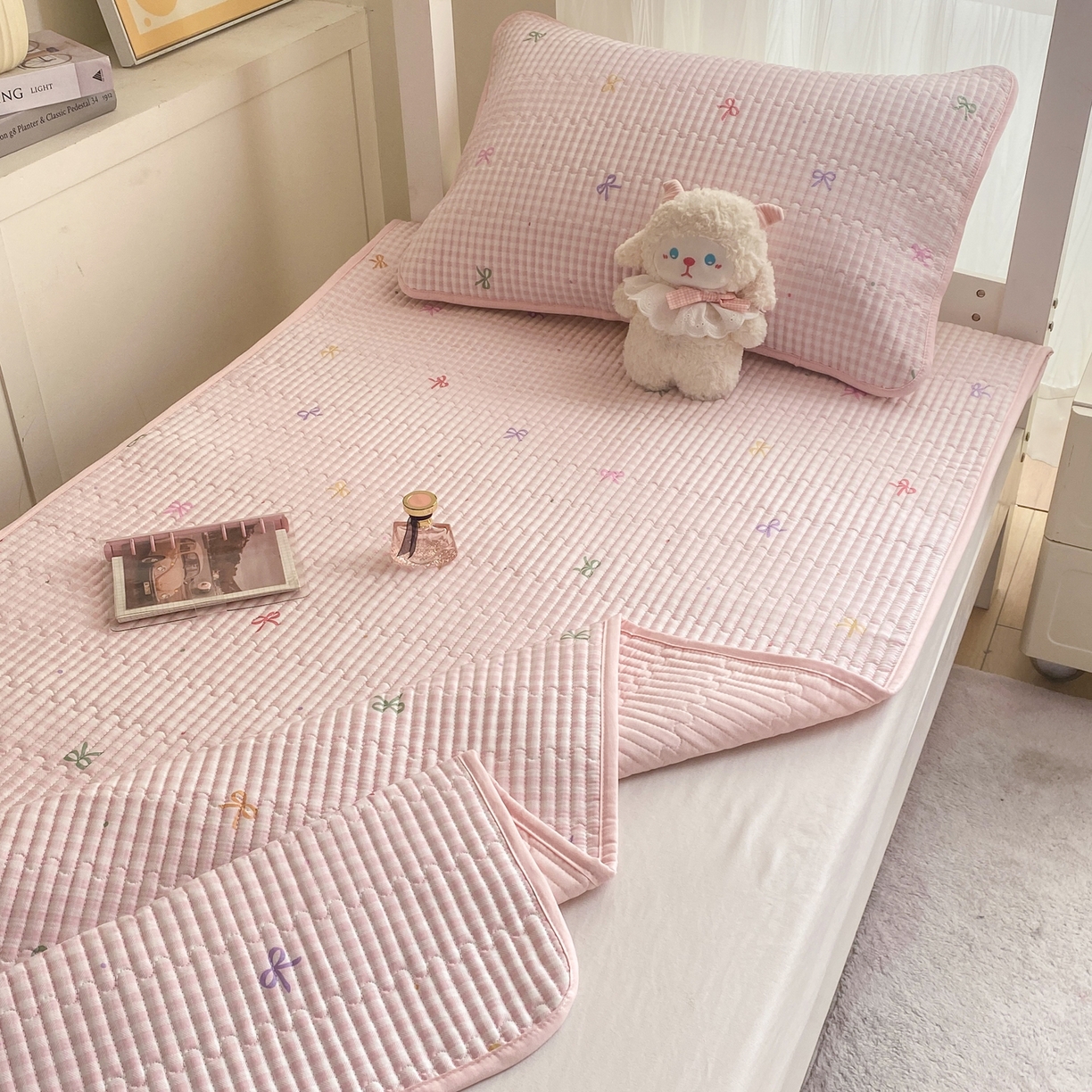 91家纺网 家纺一手货源 找家纺 康纳利 2026新款全棉床盖学生夹棉薄款床盖宿舍上下铺床垫三件套四季通用 蝴蝶结粉