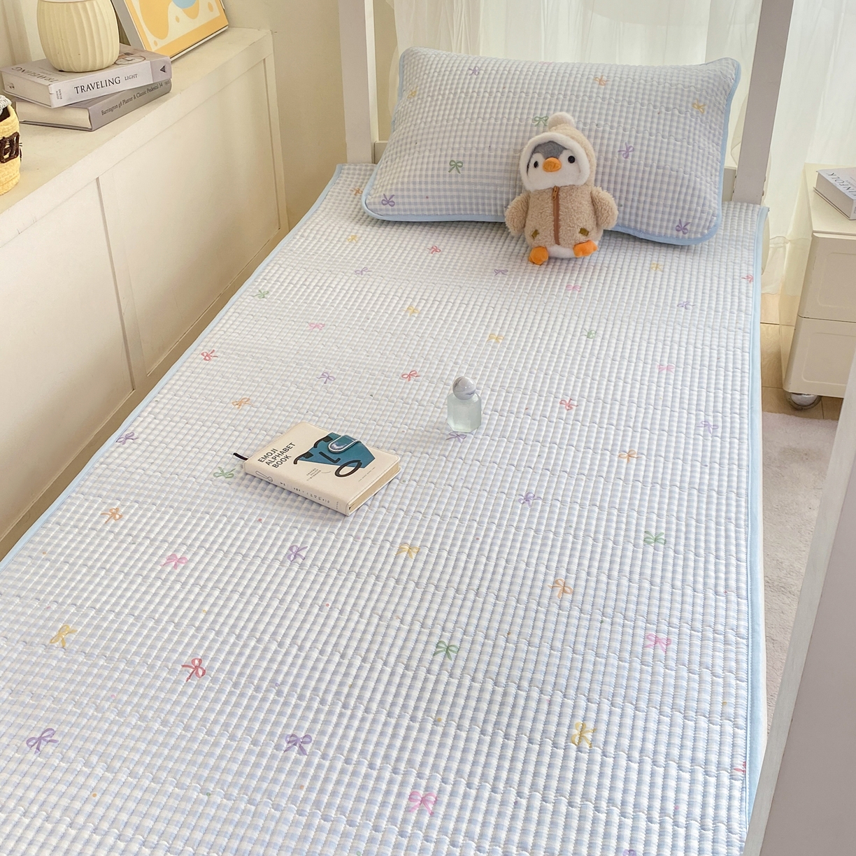 91家纺网 家纺一手货源 找家纺 康纳利 2026新款全棉床盖学生夹棉薄款床盖宿舍上下铺床垫三件套四季通用 蝴蝶结蓝