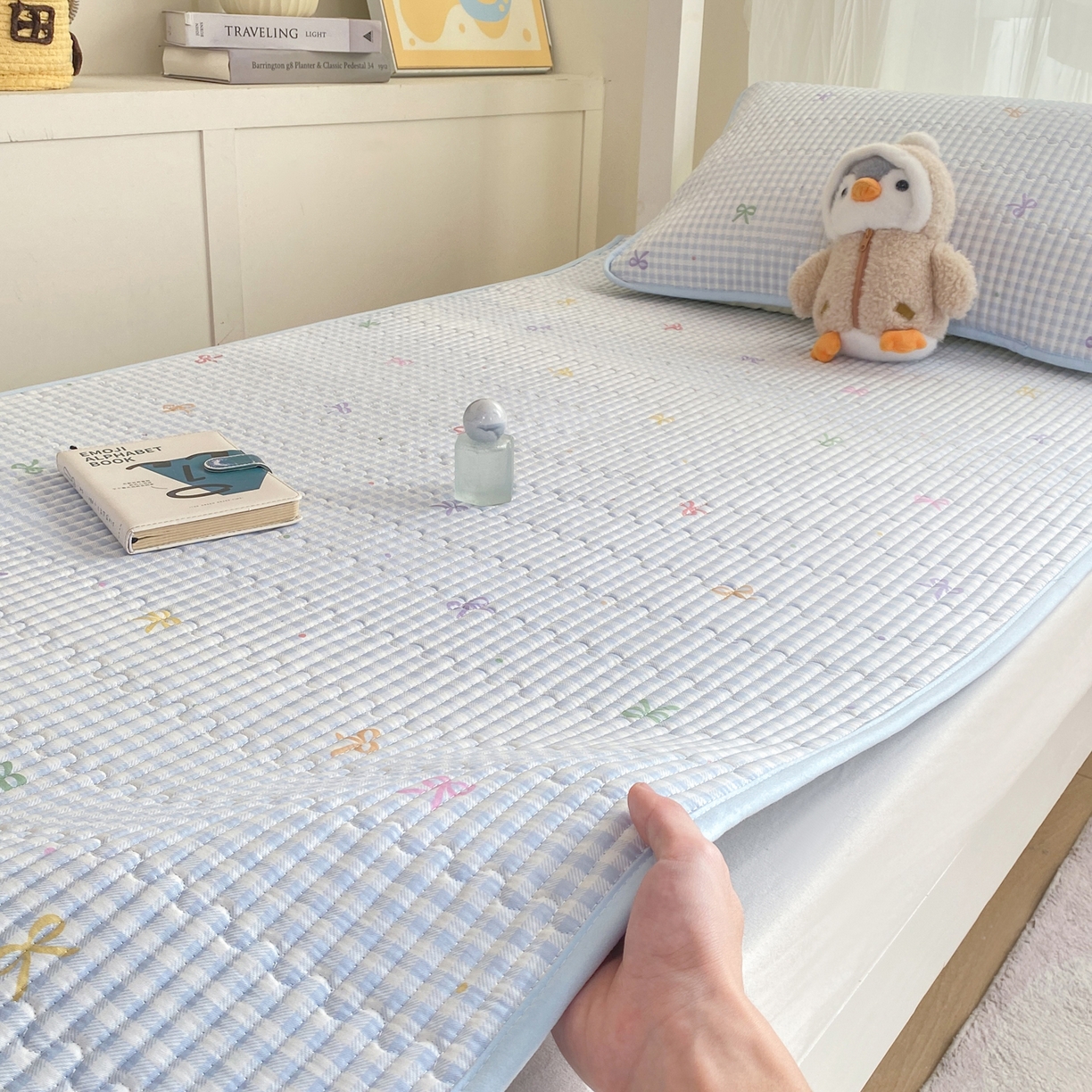 91家纺网 家纺一手货源 找家纺 康纳利 2026新款全棉床盖学生夹棉薄款床盖宿舍上下铺床垫三件套四季通用 蝴蝶结蓝