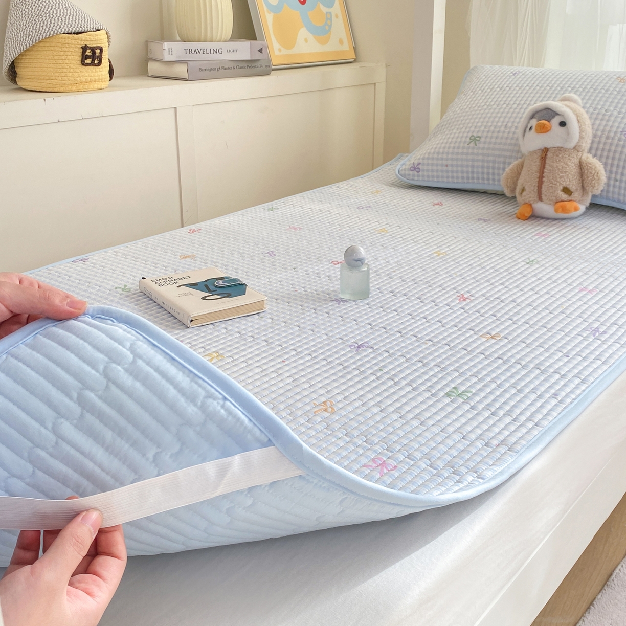 91家纺网 家纺一手货源 找家纺 康纳利 2026新款全棉床盖学生夹棉薄款床盖宿舍上下铺床垫三件套四季通用 蝴蝶结蓝