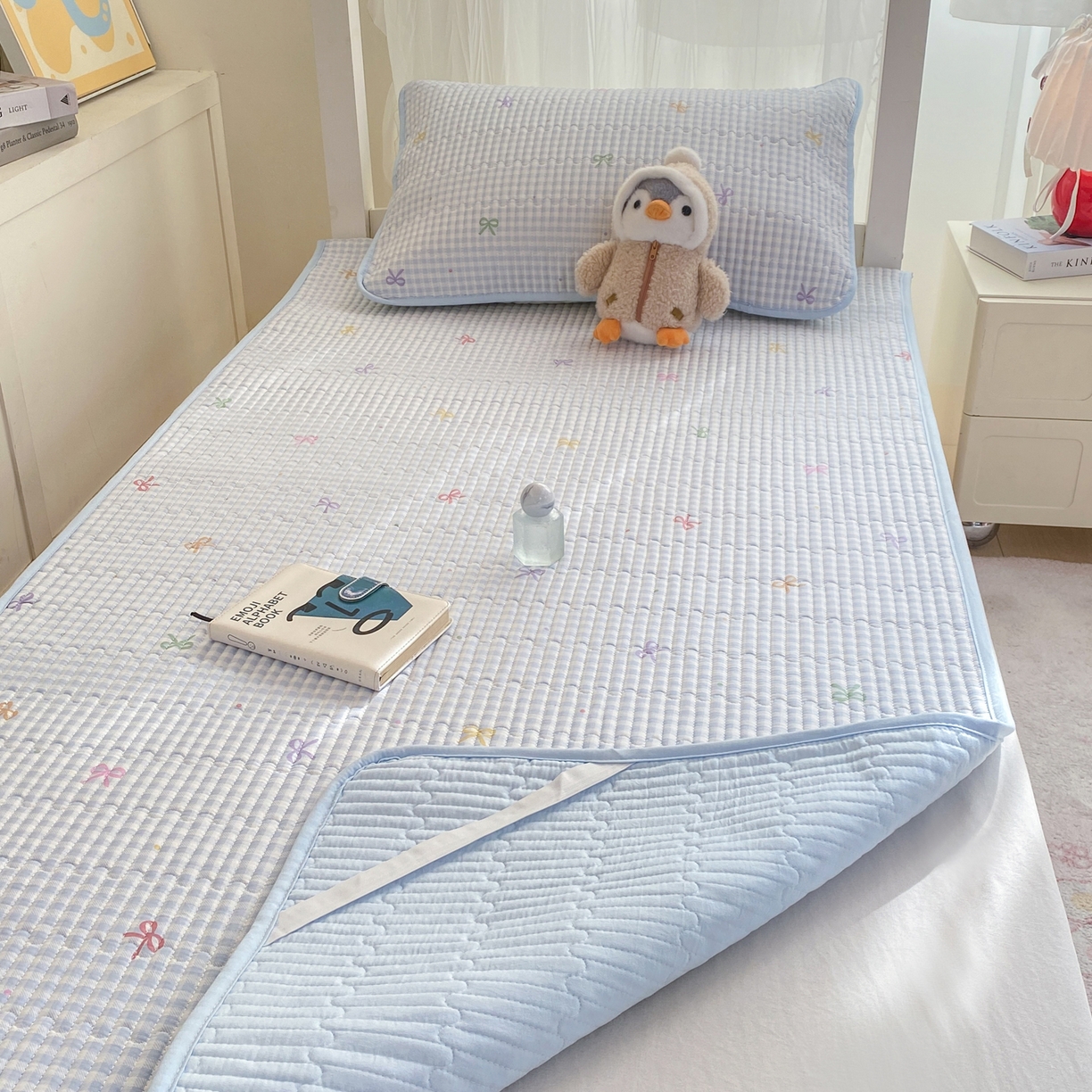 91家纺网 家纺一手货源 找家纺 康纳利 2026新款全棉床盖学生夹棉薄款床盖宿舍上下铺床垫三件套四季通用 蝴蝶结蓝