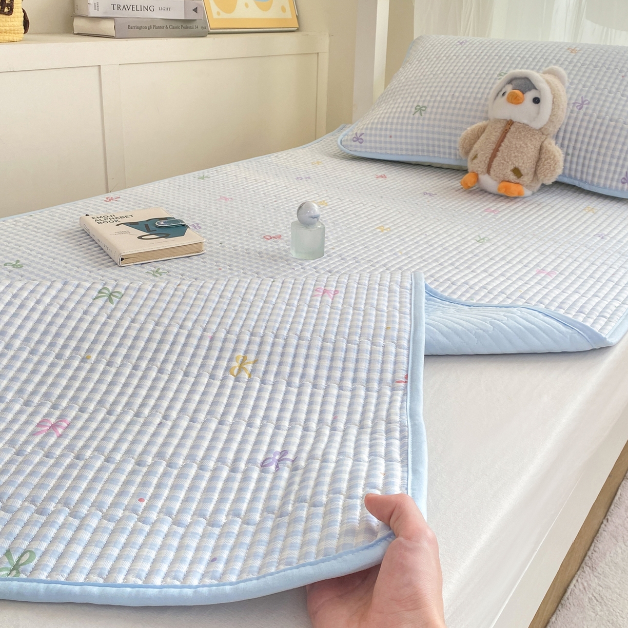 91家纺网 家纺一手货源 找家纺 康纳利 2026新款全棉床盖学生夹棉薄款床盖宿舍上下铺床垫三件套四季通用 蝴蝶结蓝