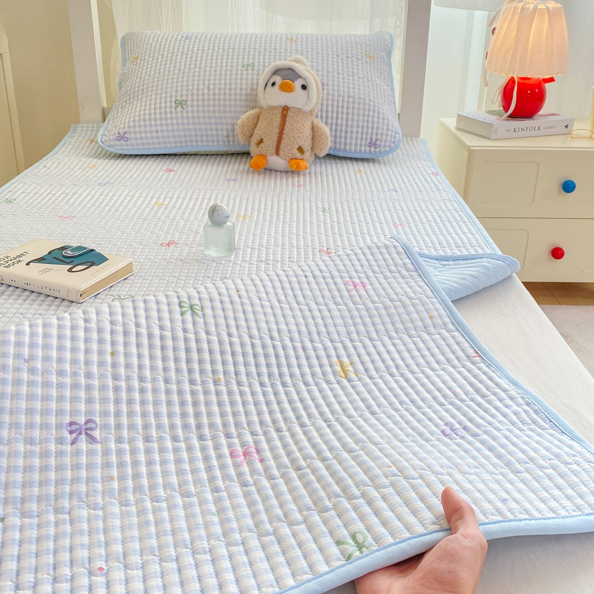 91家纺网 家纺一手货源 找家纺 康纳利 2026新款全棉床盖学生夹棉薄款床盖宿舍上下铺床垫三件套四季通用 蝴蝶结蓝