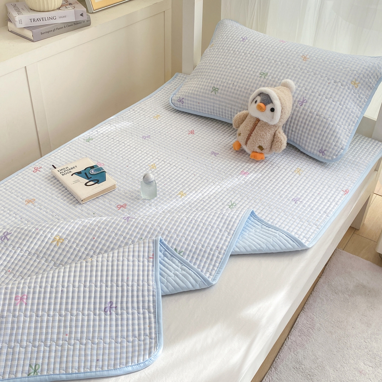 91家纺网 家纺一手货源 找家纺 康纳利 2026新款全棉床盖学生夹棉薄款床盖宿舍上下铺床垫三件套四季通用 蝴蝶结蓝