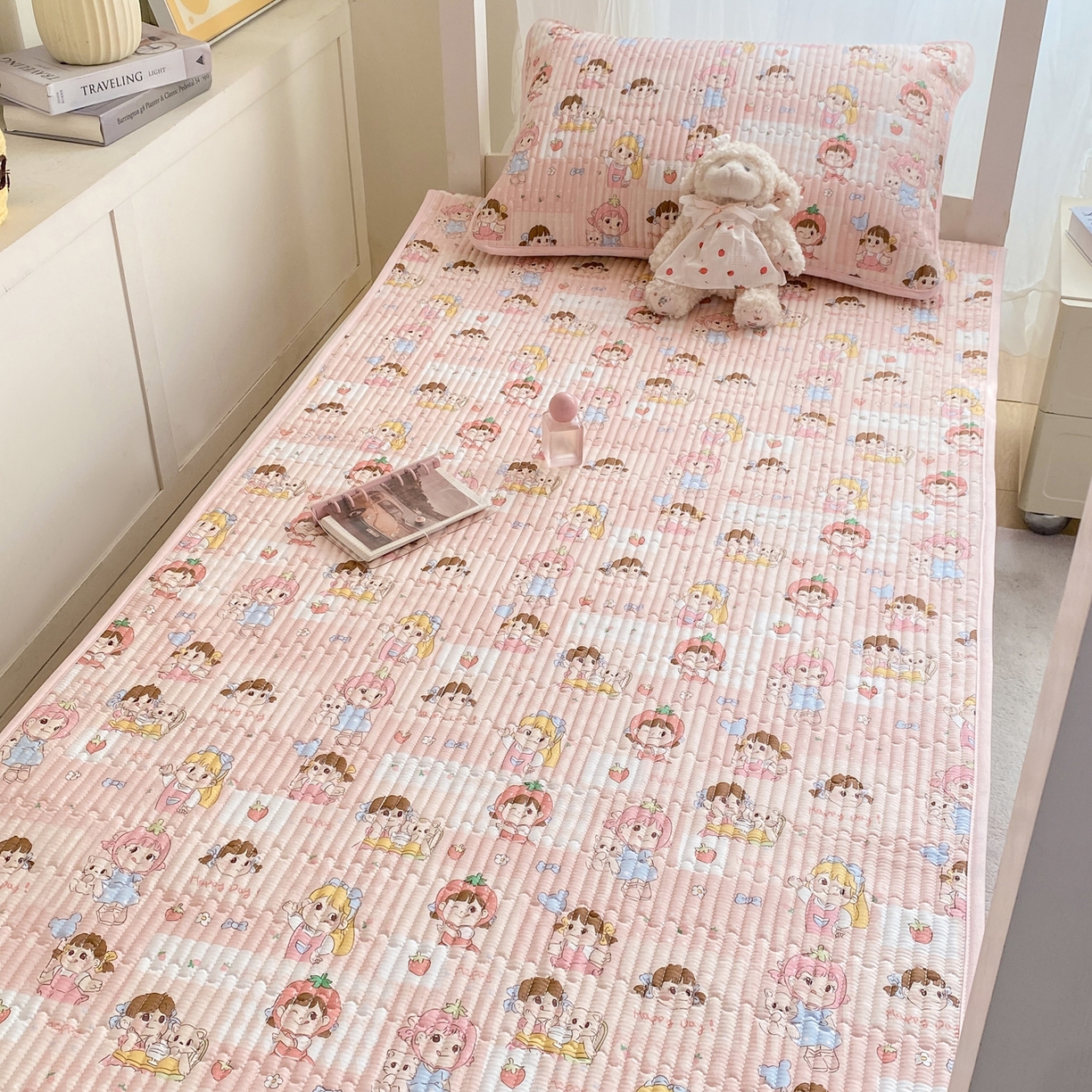 91家纺网 家纺一手货源 找家纺 康纳利 2026新款全棉床盖学生夹棉薄款床盖宿舍上下铺床垫三件套四季通用 欢乐伙伴